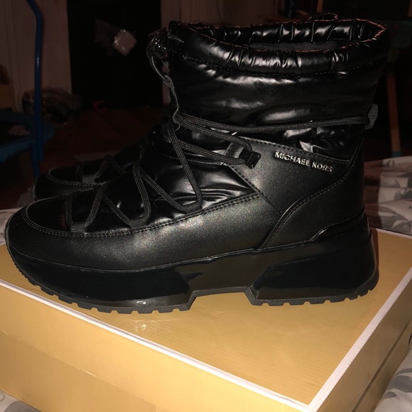 Michael Kors Muse pull-on bootie - Picture 4 of 5